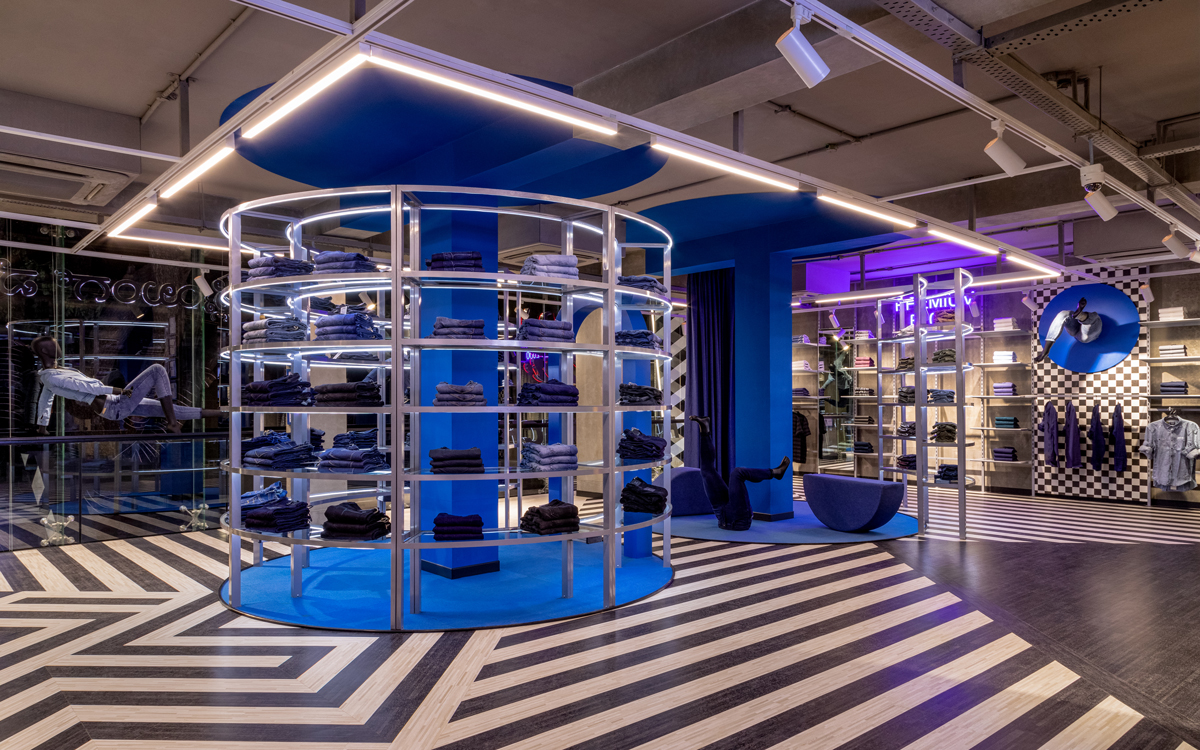 FLYING MACHINE FLAGSHIP